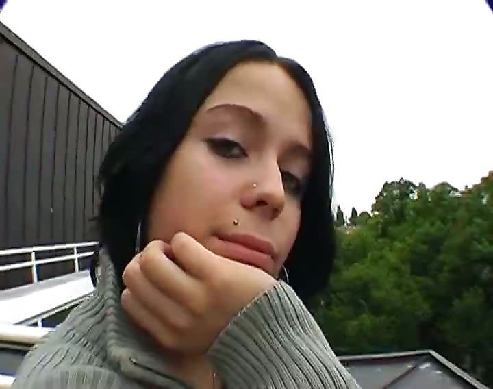 Brunette suce et branle la bite d'un inconnu (branlette)