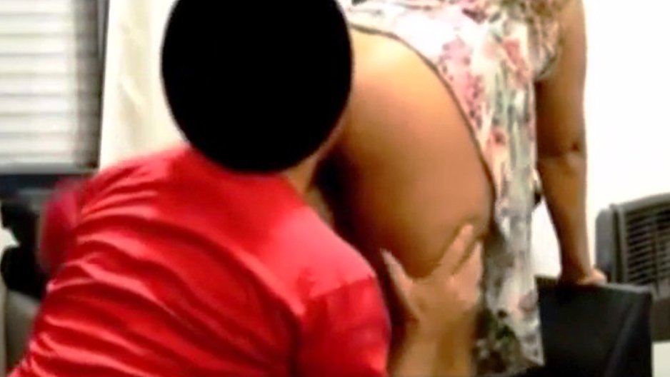 Elle paye le livreur en lui offrant son cul (pute)