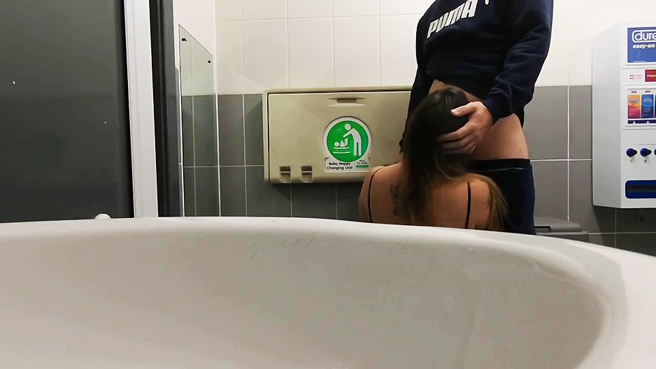 Elle se fait baiser dans les toilettes d'une aire d'autorout...