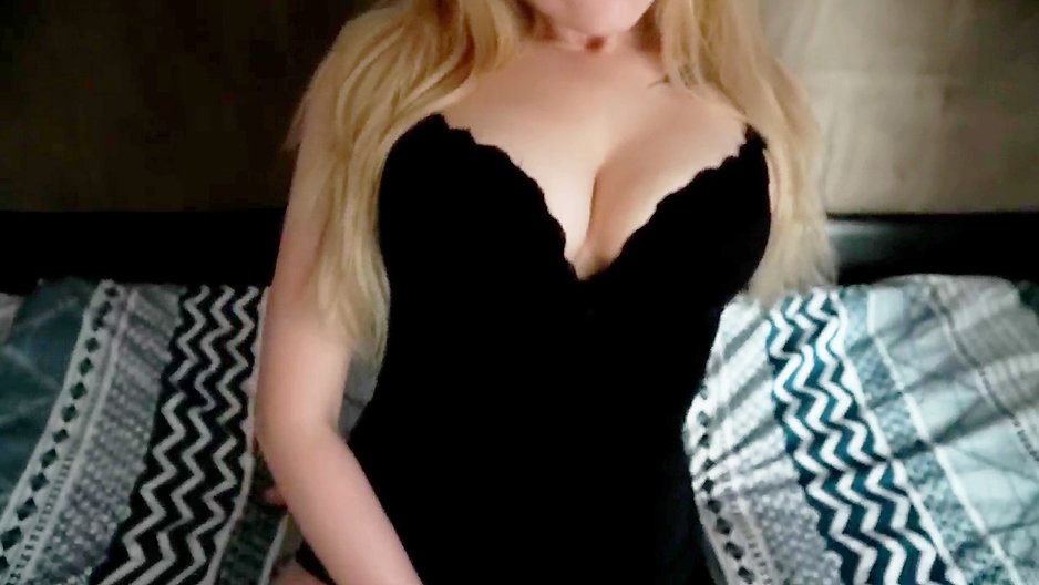 La jolie blonde se fait enculer à sec