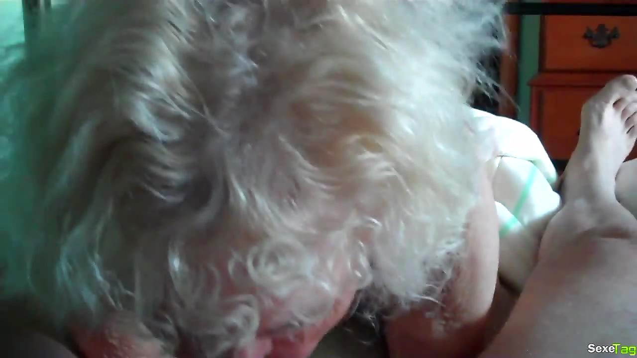 Une grand-mère qui suce son gendre (mamie)